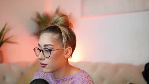 Snapshot of aileenaxa chatting on 11-22-25, 08:30 Aileen online show from 11-22-25, 08:30