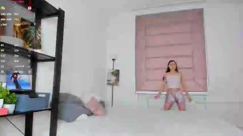 Snapshot of aira_frost chatting on 10-10-25, 12:04 Alice online show from 10-10-25, 12:04