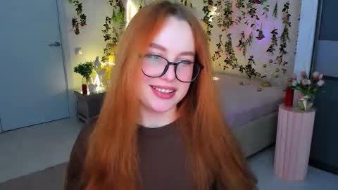 Snapshot of airysilhouette chatting on 02-06-26, 10:07 Louise online show from 02-06-26, 10:07