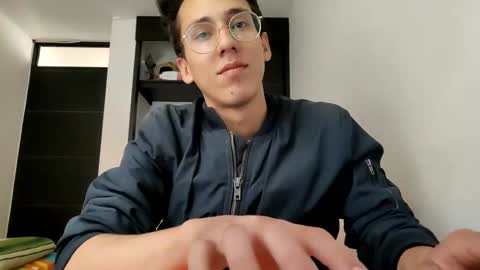 Snapshot of akilesbailo chatting on 01-26-25, 07:20 My love online show from 01-26-25, 07:20