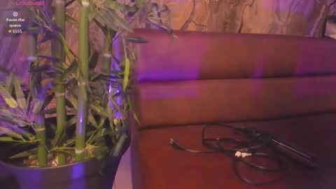 Snapshot of alahia_dangelo_ chatting on 12-01-25, 05:18 ALAHIA online show from 12-01-25, 05:18