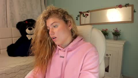 Snapshot of alaia_greyy chatting on 12-16-24, 03:54 Alaia online show from 12-16-24, 03:54