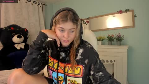 Snapshot of alaia_greyy chatting on 12-17-24, 12:54 Alaia online show from 12-17-24, 12:54