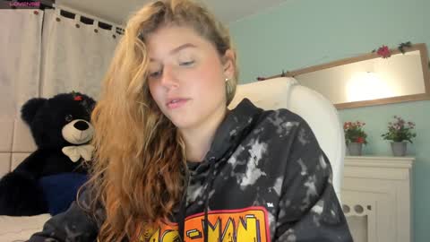 Snapshot of alaia_greyy chatting on 12-24-24, 01:28 Alaia online show from 12-24-24, 01:28