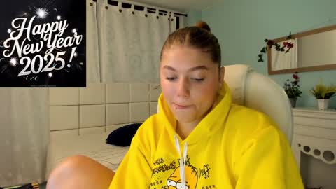 Snapshot of alaia_greyy chatting on 12-30-24, 12:42 Alaia online show from 12-30-24, 12:42