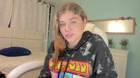 Snapshot of alaia_greyy chatting on 01-06-25, 12:35 Alaia online show from 01-06-25, 12:35