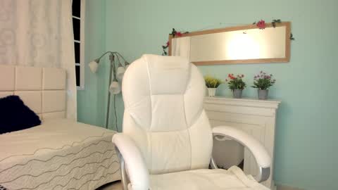 Snapshot of alaia_greyy chatting on 01-09-25, 12:52 Alaia online show from 01-09-25, 12:52