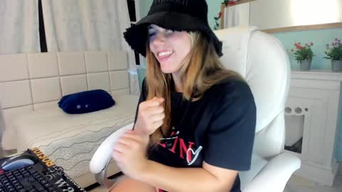 Snapshot of alaia_greyy chatting on 01-11-25, 04:36 Alaia online show from 01-11-25, 04:36