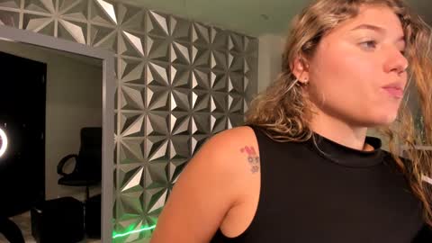 Snapshot of alaia_greyy chatting on 01-25-25, 05:19 Alaia online show from 01-25-25, 05:19
