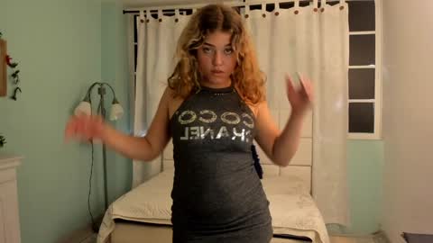 Snapshot of alaia_greyy chatting on 02-04-25, 02:32 Alaia online show from 02-04-25, 02:32