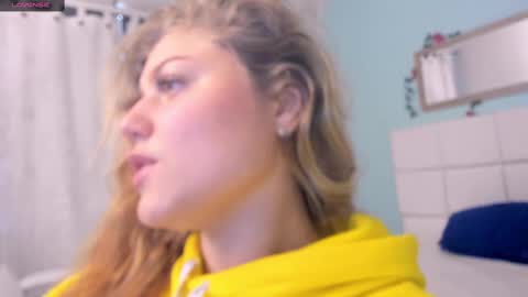 Snapshot of alaia_greyy chatting on 02-27-25, 04:32 Alaia online show from 02-27-25, 04:32