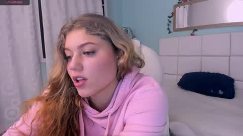 Snapshot of alaia_greyy chatting on 02-28-25, 01:14 Alaia online show from 02-28-25, 01:14