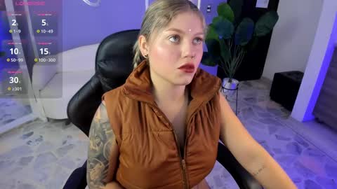 Snapshot of alaia_greyy chatting on 09-18-25, 01:02 Alaia online show from 09-18-25, 01:02