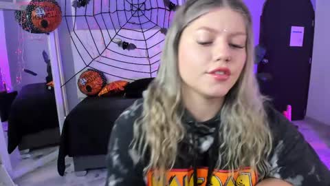 Snapshot of alaia_greyy chatting on 10-09-25, 12:58 Alaia online show from 10-09-25, 12:58