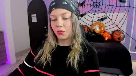 Snapshot of alaia_greyy chatting on 10-15-25, 01:22 Alaia online show from 10-15-25, 01:22