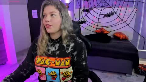 Snapshot of alaia_greyy chatting on 10-17-25, 12:52 Alaia online show from 10-17-25, 12:52