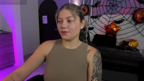 Snapshot of alaia_greyy chatting on 10-18-25, 01:45 Alaia online show from 10-18-25, 01:45