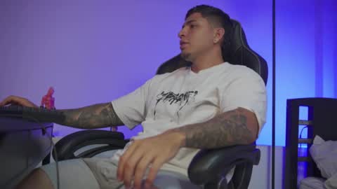 Snapshot of alan_muscle chatting on 03-08-26, 05:55 Alan online show from 03-08-26, 05:55