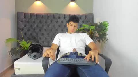 Snapshot of alan_redinger chatting on 09-15-25, 01:00 Alan online show from 09-15-25, 01:00