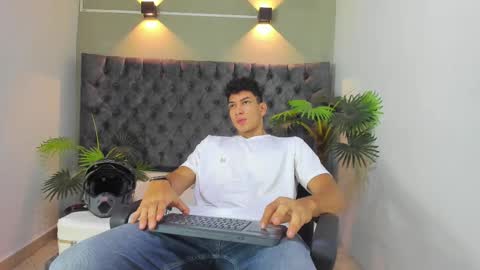Snapshot of alan_redinger chatting on 09-18-25, 01:02 Alan online show from 09-18-25, 01:02