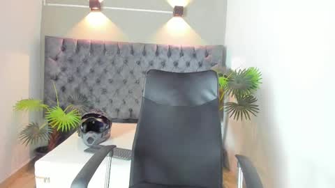 Snapshot of alan_redinger chatting on 09-20-25, 01:23 Alan online show from 09-20-25, 01:23