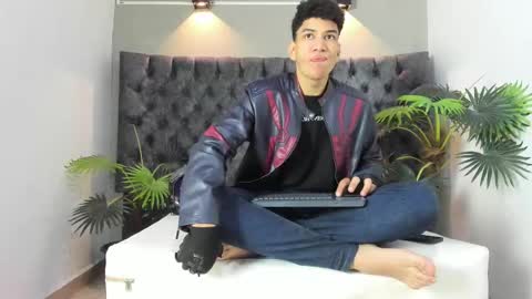 Snapshot of alan_redinger chatting on 10-05-25, 12:58 Alan online show from 10-05-25, 12:58