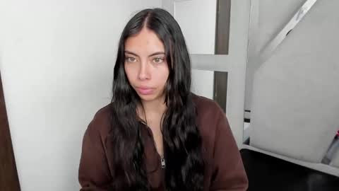 Snapshot of alanahott_ chatting on 01-18-26, 05:00 Alana hot online show from 01-18-26, 05:00