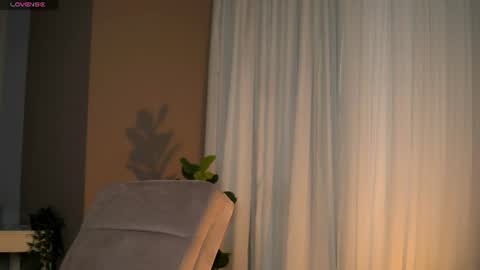 Snapshot of alanareign chatting on 06-25-26, 09:03 AlanaReign online show from 06-25-26, 09:03