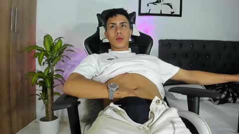 Snapshot of alannaughty_ chatting on 11-19-25, 02:00 alannaughty_ online show from 11-19-25, 02:00