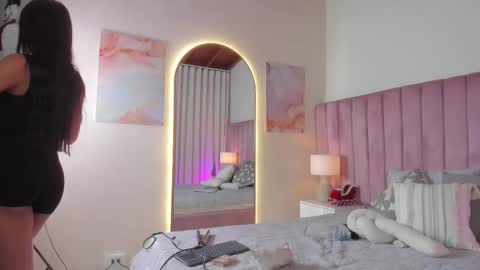 Alejandra Arango online show from 12-15-25, 09:41