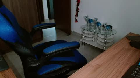 Snapshot of alejo_hot23 chatting on 05-30-26, 02:08 David online show from 05-30-26, 02:08