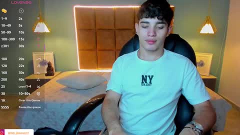 Snapshot of alejootwink chatting on 09-19-25, 08:20 ALejoo Saenz online show from 09-19-25, 08:20