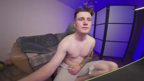 Snapshot of aleks_fisher chatting on 11-19-25, 05:35 Alex and Linar online show from 11-19-25, 05:35