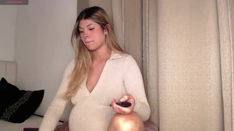 Snapshot of alessandrabloom chatting on 05-18-26, 09:15 Alessandra Bloom online show from 05-18-26, 09:15