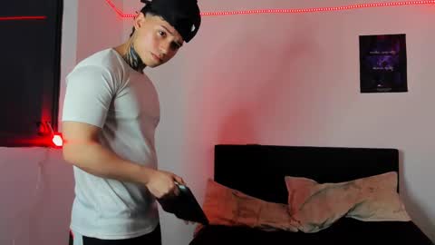 Snapshot of alessandro_wolf chatting on 02-13-25, 03:07 Alessandro online show from 02-13-25, 03:07
