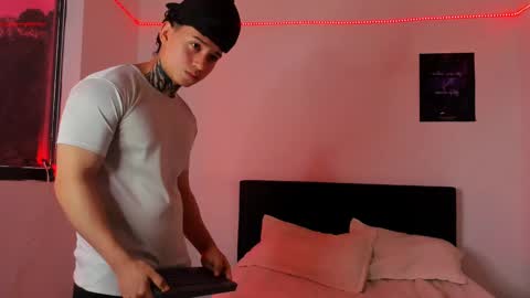 Snapshot of alessandro_wolf chatting on 02-24-25, 03:31 Alessandro online show from 02-24-25, 03:31