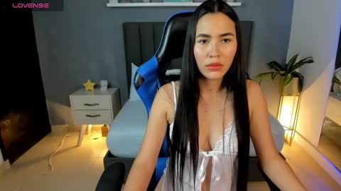 Snapshot of alessia_leroy chatting on 02-22-25, 07:47 A L E S S I A online show from 02-22-25, 07:47
