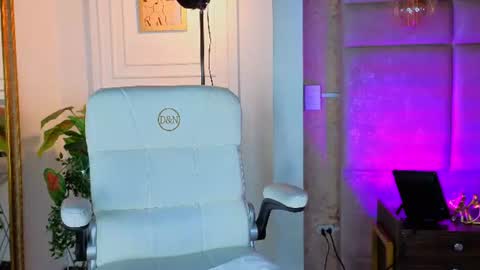 Snapshot of alessialondon chatting on 07-20-26, 10:07 Alessia online show from 07-20-26, 10:07