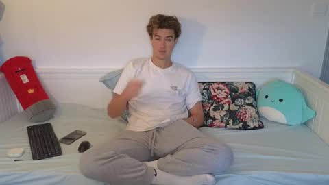 Snapshot of alex83530 chatting on 12-16-25, 08:30 Alex83530 online show from 12-16-25, 08:30