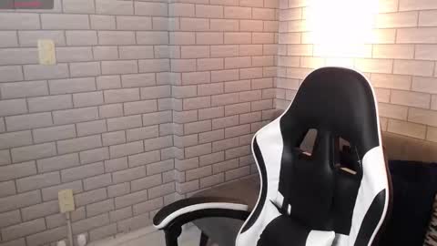 Snapshot of alex_pierce_ chatting on 03-09-26, 07:40 Alex online show from 03-09-26, 07:40