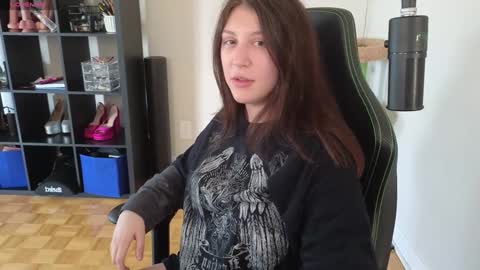 dont be afraid to click social media link its  working  just click on that  online show from 09-10-25, 09:26