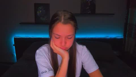 Snapshot of alexabarkley chatting on 12-17-25, 12:27 angel online show from 12-17-25, 12:27