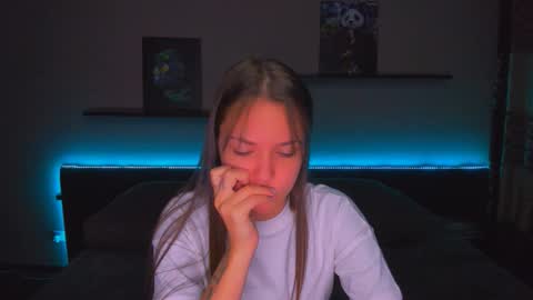 Snapshot of alexabarkley chatting on 12-18-25, 12:27 angel online show from 12-18-25, 12:27