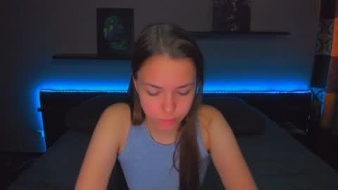 Snapshot of alexabarkley chatting on 05-28-26, 01:36 angel online show from 05-28-26, 01:36
