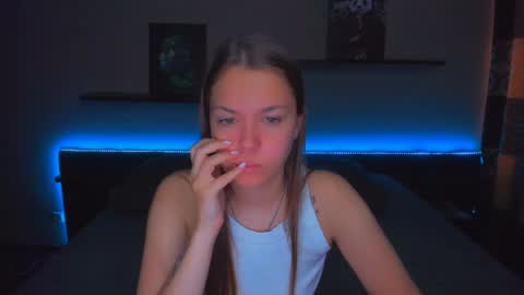 Snapshot of alexabarkley chatting on 06-01-26, 12:45 angel online show from 06-01-26, 12:45