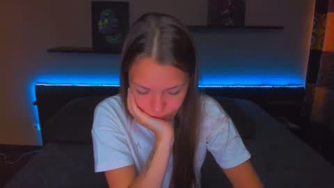 Snapshot of alexabarkley chatting on 06-18-26, 01:17 angel online show from 06-18-26, 01:17