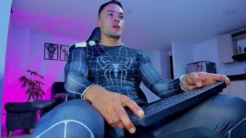 Snapshot of alexander_collin_ chatting on 12-19-24, 01:18 Alex Collin online show from 12-19-24, 01:18