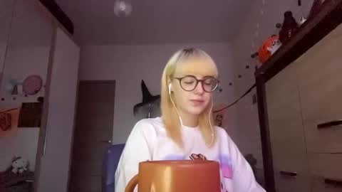 Snapshot of alexandragaber chatting on 11-12-25, 02:06 Lia online show from 11-12-25, 02:06