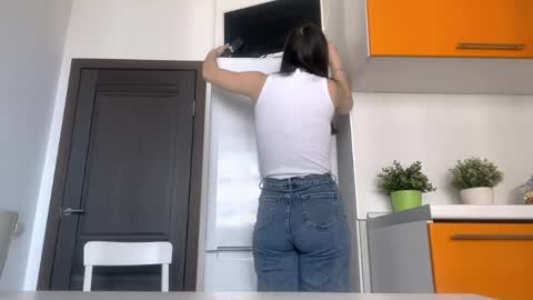 Snapshot of alexiaficke chatting on 04-11-26, 10:30 Emila online show from 04-11-26, 10:30