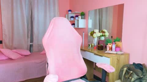 Snapshot of alexxone_ chatting on 10-21-25, 12:39 Alex online show from 10-21-25, 12:39